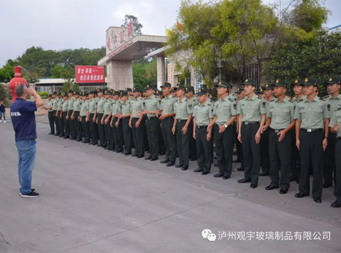 嘉明部队官兵参观访问好博网页版玻璃