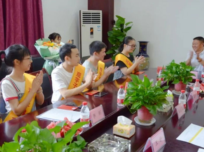 好博网页版情暖 助力奋飞｜好博网页版集团举办2022年职工子女助学奖励金发放仪式