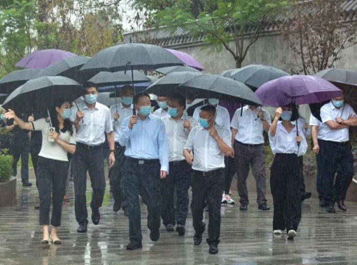 政府关怀｜泸州市委书记杨林兴一行莅临好博网页版集团总部基地调研